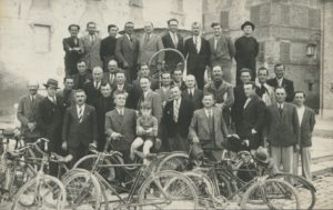 Foto ricordo della squadra ciclistica del Circolo XVIII ottobre di Roncitelli